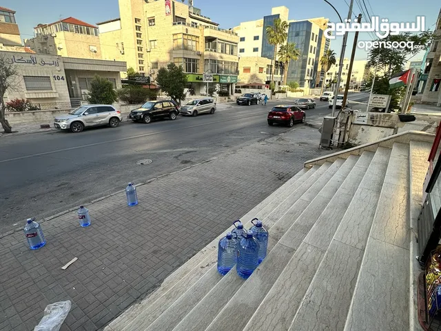 سوبر ماركت للبيع بكامل معداته