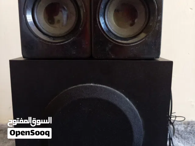 مكبر صوت مع اغراضه