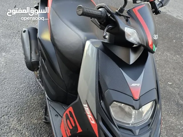 سكوتر أبريليا موديل 2020 لون أسود بحاله جيده ترخيص جديد لشهر 2025/8 السعر قابل للتفاوض البسيط