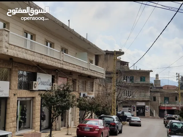 محل تجاري للايجار ملبس حجر وسط حمانا مؤلف من طابقين مع ديكور جاهز/موقع استراتيجي بامتياز ومقصود