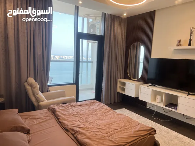 ستديو للايجار مطل على البحر يوجد بلكونه شامل ewa في مبنى جديد