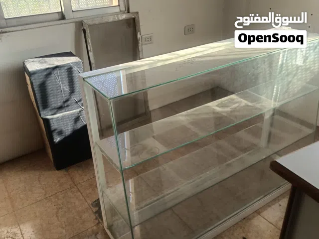 مكتب وكاونتر قزاز وكاونتر خشب للبيع بسعر رمزي