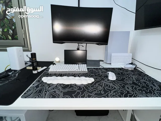 طاولة لونها ابيض استعمال نظيف جدا، عرضها 140 وعمقها 80 وطولها تستطيع تعديلها بنفسك حسب حاجتك