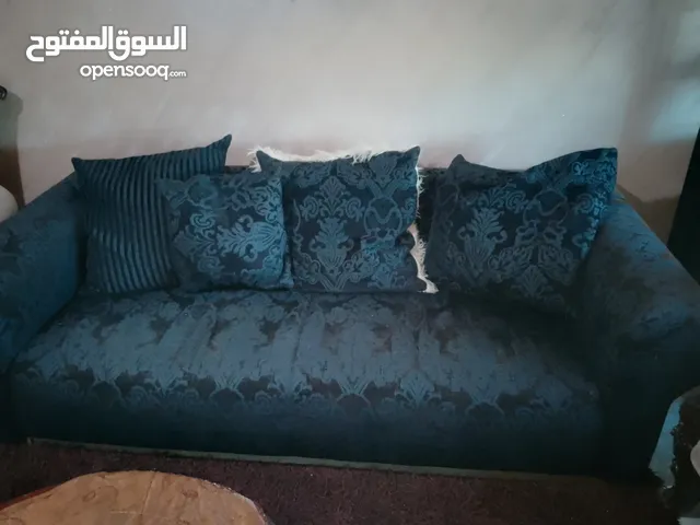 للبيع طقم كنب مستعمل مع طاوله نص خشب لاتيه وزان السعر 180 دينار عمان طبربور