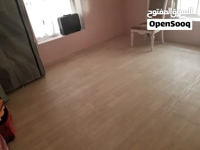 للبيع باركيه 4 في 4 نظيف جدا لون ابيض بعشرين الف ريال فقط