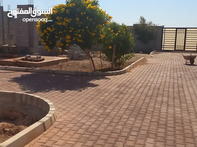 مساحه1000m مصوره مليس اناره كامله...بها بير مياه حلوه...كهرباء...منزل واقف ع الصبه...مرهفه عاشق ومعش