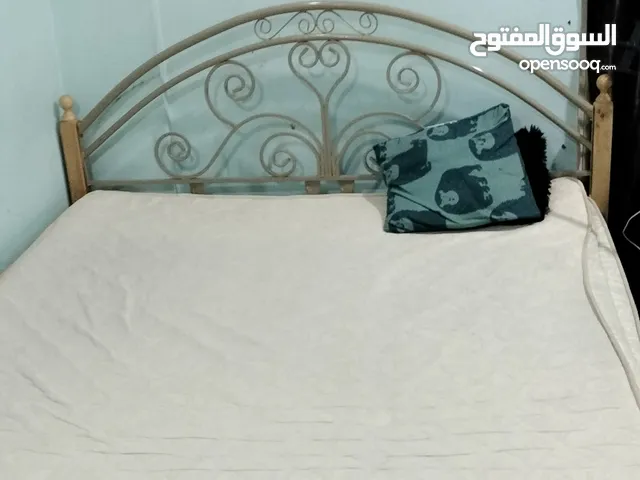سرير كبير لشخصين