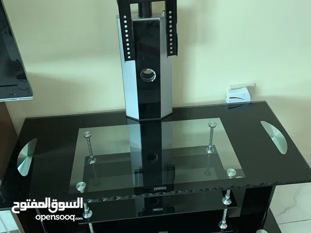 للبيع طقم طاولات وحاملة تلفزيون شبه جديده