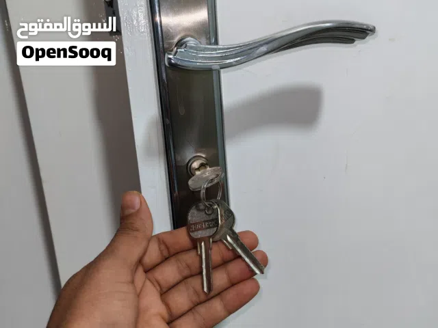 14 باب أبيض، طول 2 متر، جديد تماماً مع قفل ومفتاح، حالة ممتازة للبيع.
