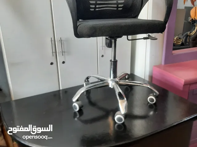 مكتب دراسي لاتية وبلوط مع 4 ادراج مع كرسي هيدروليك كروم