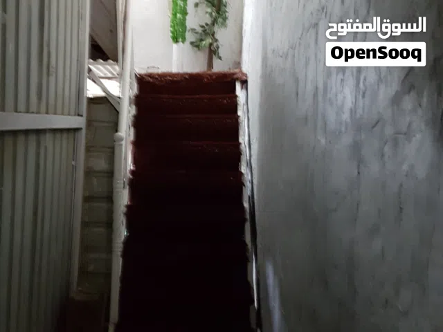 شقه مؤثثة للايجار بريهه قرب كنيسه مار فرام ماء وكهرباء معزول للشقه وسخان وتقع في فرع سكن عوائل