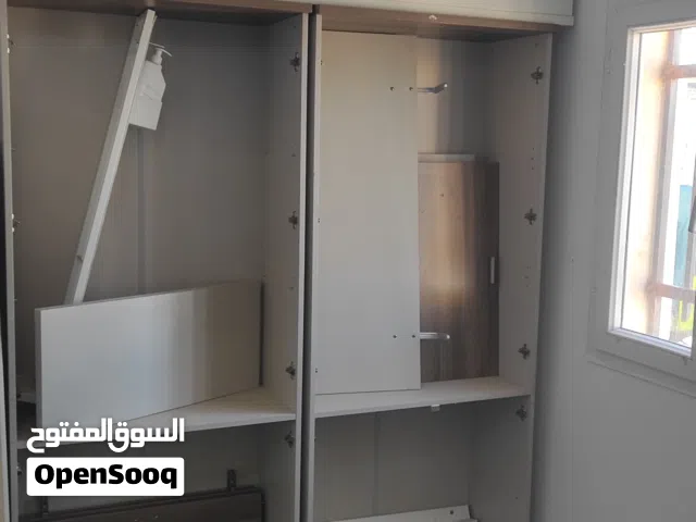 أثاث مكتبي للبيع شبه جديد كان مخزن فقط لفترة