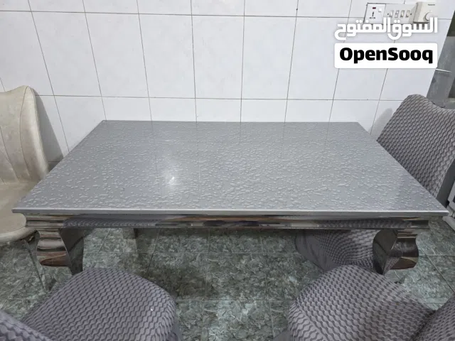 ميز طعام مع اربع كراسي
