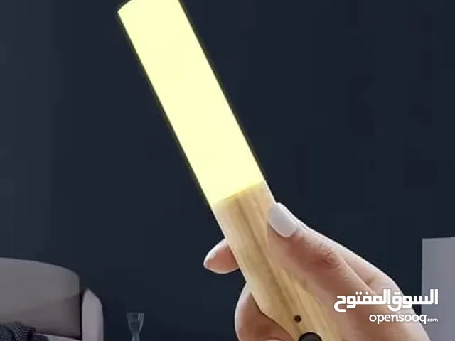 مصباح ليلي ذكي بإحساس راقٍ من الخشب الطبيعي