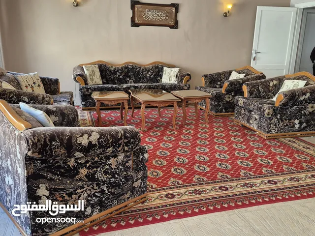 فرصة لا تعوض غرفة جلوس رائعة خشب زان اصلي وطربيزات عدد ثلاثة وطاولة وسط