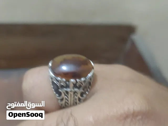 خاتم فضة عيار 925 صياغة راقية جدا و محترفة متوج بجوهرة من العقيق اليمانى الاحمر مصور تصوير واضح جدا