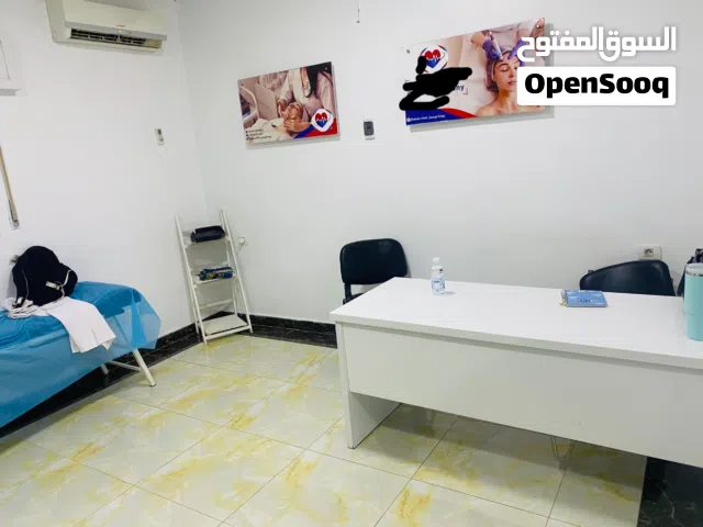 حجرتين جلدية وتجميل وعناية بالبشره للإيجار داخل عيادة