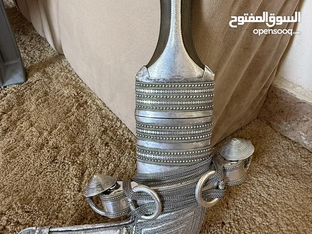 خنجر عليها جرن زراف هندي شبيه الأفريقي طبق الأصل ونصله طيبه وحاده وقطاعه تكاسير قديمه وفضه ثقيله