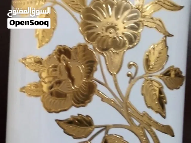 A 50-year-old handmade vase, a masterpiece antique, adorned with 24-karat gold plating (14 grams).