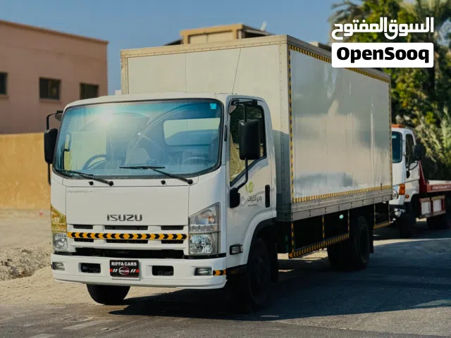 Izuzu NPR Box Cargo Truck (covered Body) 6 wheels Year-2016.Single owner used Cargo Truck