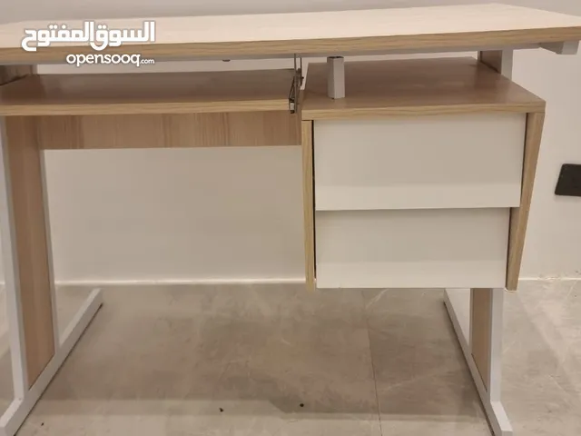 طاولة مكتبية للكمبيوتر او pc