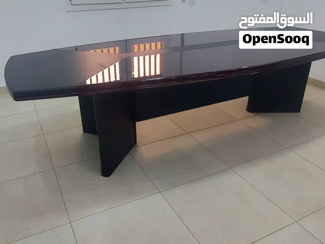 مكاتب وطاولة اجتماعات ممتازة