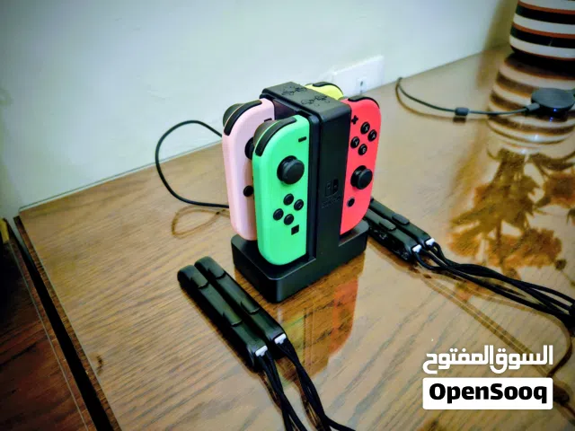 ايادي نينتندو سويتش اصلية مع قاعدة الشحن. Nintendo switch controllers with charging station and stra