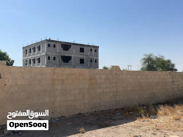 ارض سكني تجاري للبيع شبة زاويةمسورة بجدار وبها غرفتين وماجرة