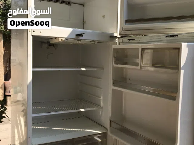 ثلاجة بيها تسريب غاز لكن الماطور بحالة جيدة ويعمل عنواني بغداد الدورة حي الصحة  واتساب متوفر