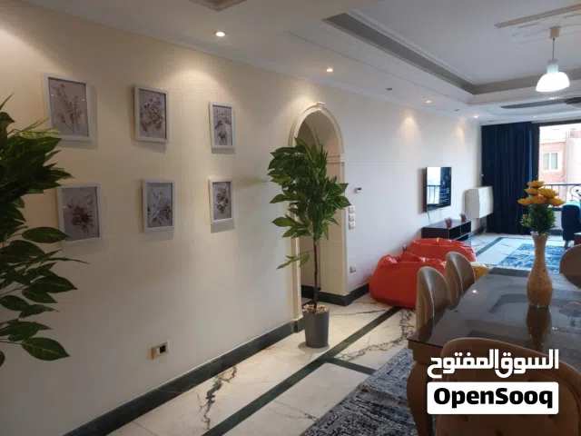 شقة للإيجار  بالمعادي فاخرة  مفروشة ومكيفة بالكامل 4 غرف نوم وريسبشن كبير ومطبخ
