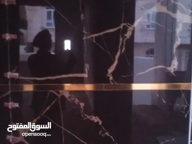 معلم ومقاول بلاط. نحن لا نعلن بل نعرف