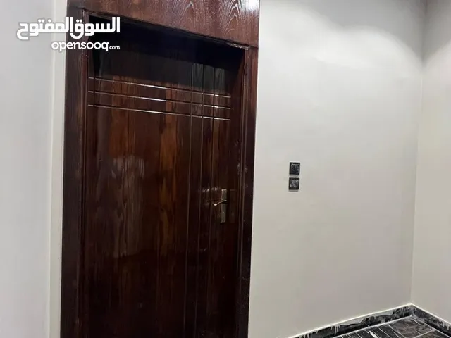 فيلا روف للأيجار تبوك   حي القادسيه 2   حوش واسع    6 غرف منها غرفتين نوم ماستر صالة نساء مطبخ  5