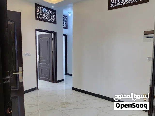شقه فخمه من الاخر 3غرف وحمامين ومطبخ وصاله في شملان شارع الثلاثين حي راقي وقريب لشارع الستين با80الف