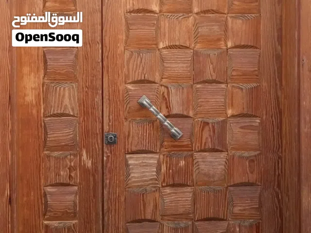 باب خشبي رئيسي