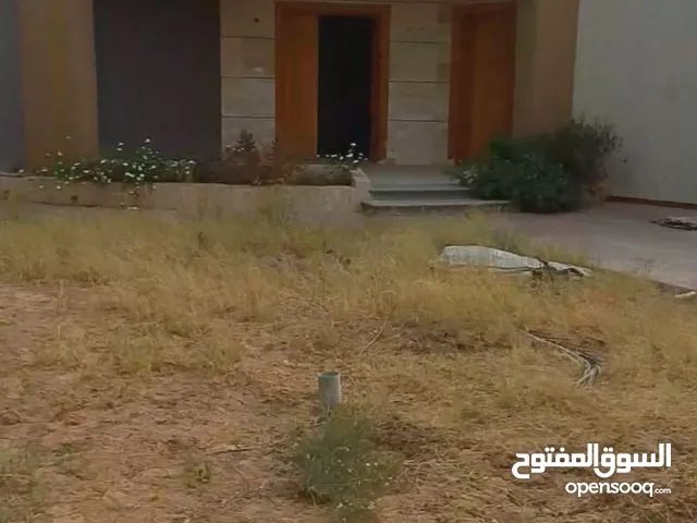 السلام عليكم ورحمة الله وبركاته #متوفر فيلا ارضيه في حي هادي المكان السراج شارع الاسلاك