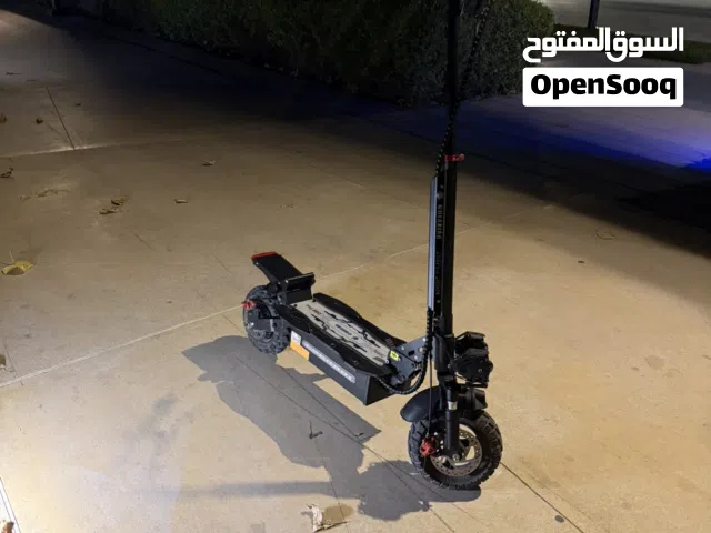 سكوتر للبيع السكوتر مافي شي كله يشتغل يمشي مسافه 40 كيلو مع سرعة حقيقية 50 السعر 700