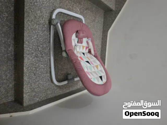 سرير أطفال نظيف جدا