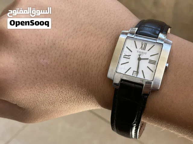 الساعة جميلة ما فيها أي خدش الساعة بتحكي عن الاناقة