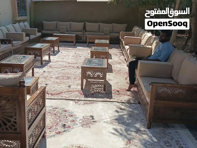 مقاعد وطاولات خشبية تصلح للمعارض والفعاليات والجلسات الخارجية للمطاعم والحدائق والمنتزهات