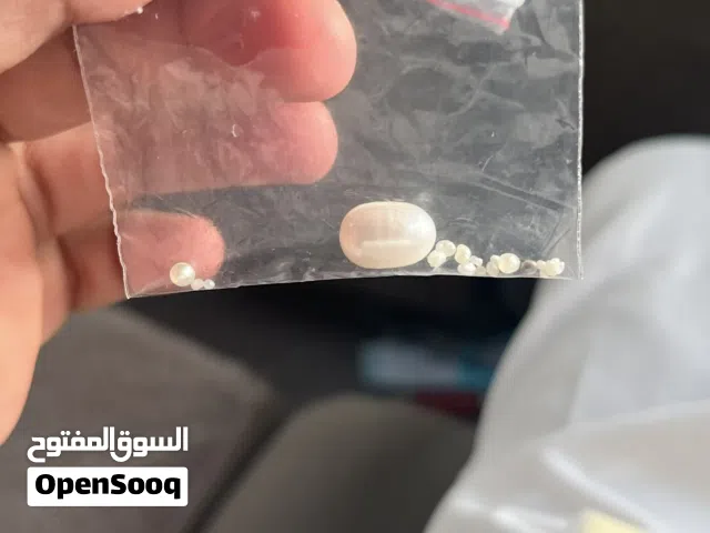 لؤلؤ للبيع وحده لونه اسود