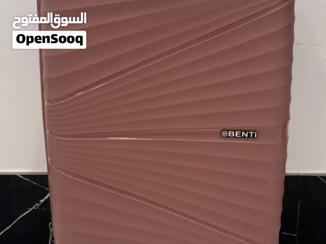 حقيبه للسفر ورديه اللون