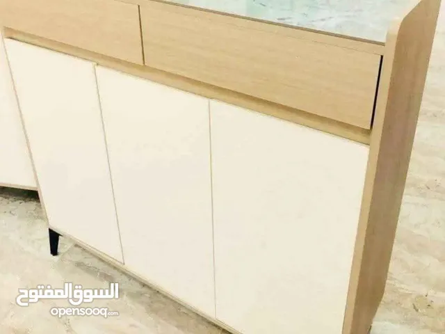 خزانة فاخرة بتصميم عصري انيق ثلاث دفات  مصنوعة من خشب عالي الجودة بلمسة طبيعية