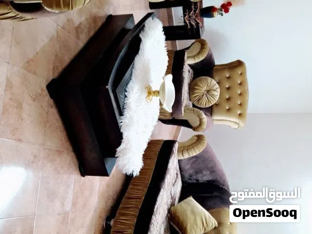 طقم كنب مستعمل مع طاولة سفرة وثلاجة سامسونج انفرتير