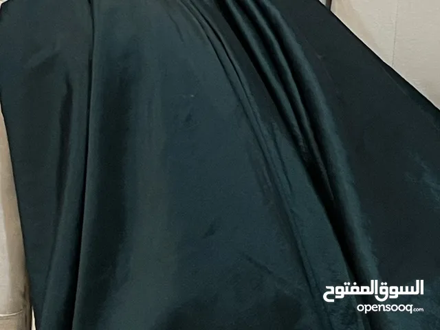 فستان زيتي ملكي لامع من مصممه