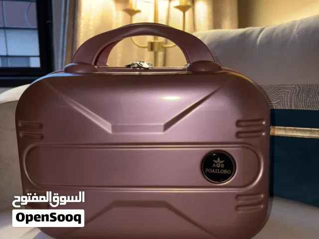 شنطة(مستعملة)مجهزة لكامل مستلزمات الرموش