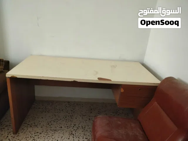 مكتب حجم كبير وثقيل
