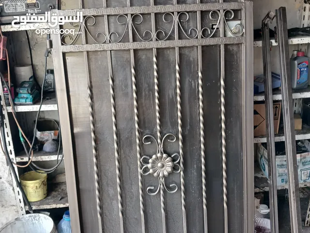 باب حديد مع الحلق كامل مستعمل استعمال قليل