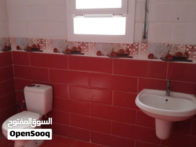 شقة أرضية صغيره نظيفة مطلوب عائلة صغيره لايوجد بلكوني شبابيك فقط غرفتين وصاله ومطبخ وحمام لانتعامل م