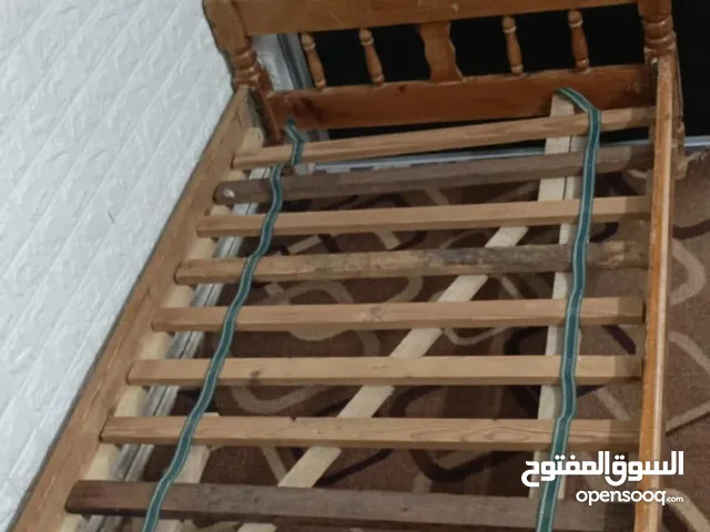 تخت مفرد خشب جيد جدا