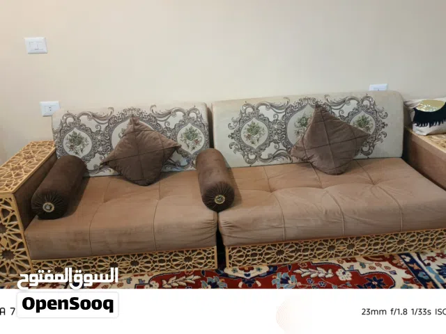 جلسه كامله مقاس 3*3 استعمال نظيف  معها طاوله وستاره بالوح طرفين  ومعها بساط مقاس 5*5